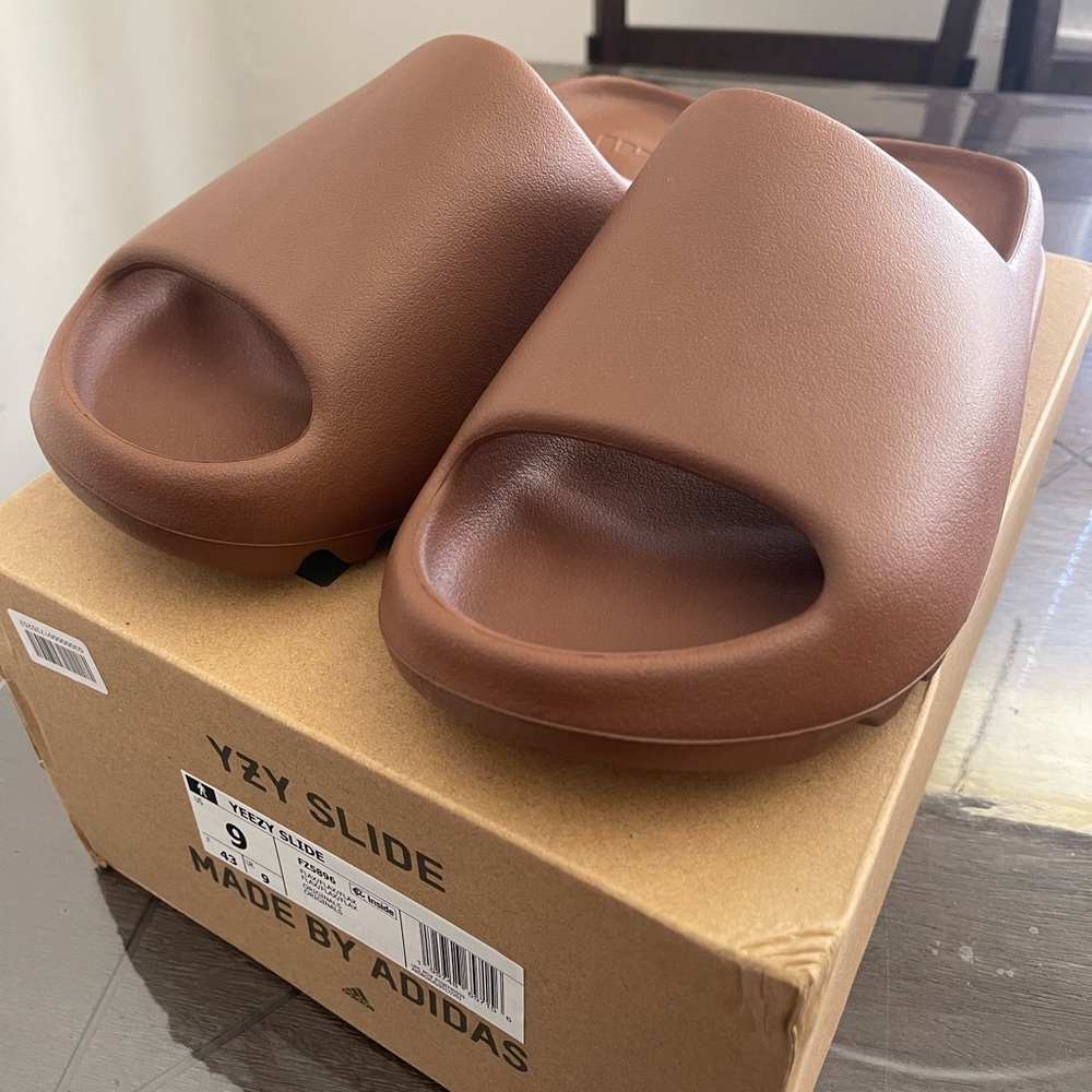 Brand New Yeezy Slides Flax (Size 9)